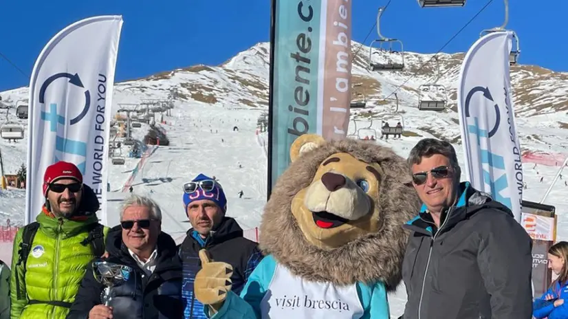 La mascotte «Leone Visit Brescia» con il presidente Oliviero Valzelli