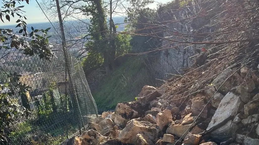 Il muretto crollato in via Ponente, in Maddalena