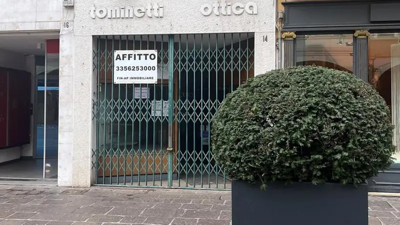 Un negozio «in sospeso» anche in corso Zanardelli
