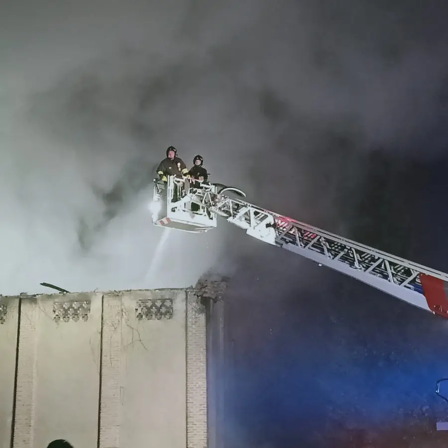 Chiari, cascina in fiamme: vigili del fuoco al lavoro