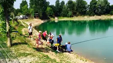 Il laghetto dei cigni di Berlingo durante la stagione estiva - Foto tratta dalla pagina Fb Pescatori Berglingo - Laghetto dei cigni