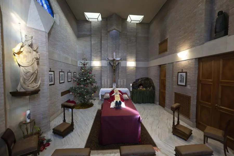 Papa Benedetto XVI, la salma esposta nella cappella del monastero Mater Ecclesiae