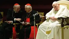 Il cardinale Giovanni Battista Re con il cardinale Ratzinger e Giovanni Paolo II - © www.giornaledibrescia.it