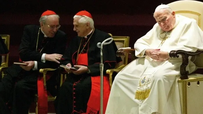 Il cardinale Giovanni Battista Re con il cardinale Ratzinger e Giovanni Paolo II - © www.giornaledibrescia.it