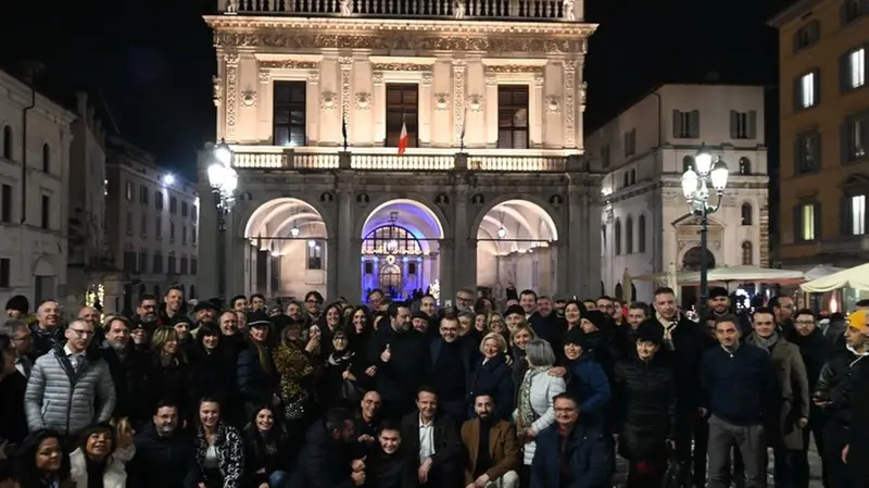 Foto di gruppo del ministro in piazza Loggia con il vertici e i simpatizzanti del Carroccio - Foto Gabriele Strada/Neg © www.giornaledibrescia.it