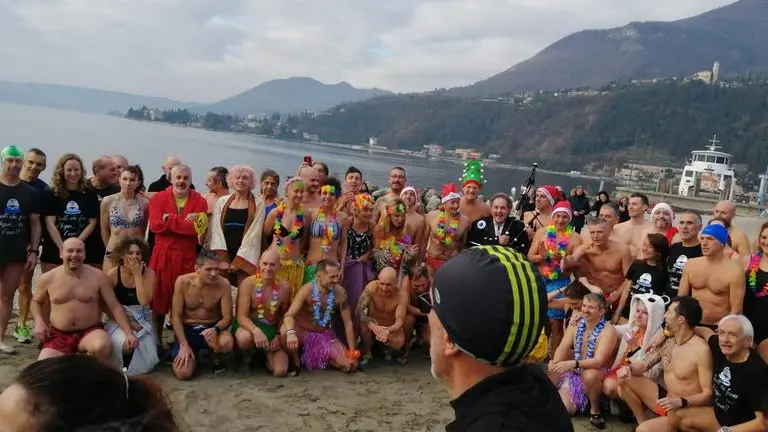 Il folto gruppo di bagnanti che ha sfidato il freddo delle acque del Garda