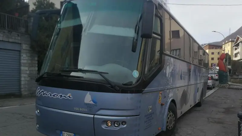 Una delle corriere che effettua le corse sostitutive