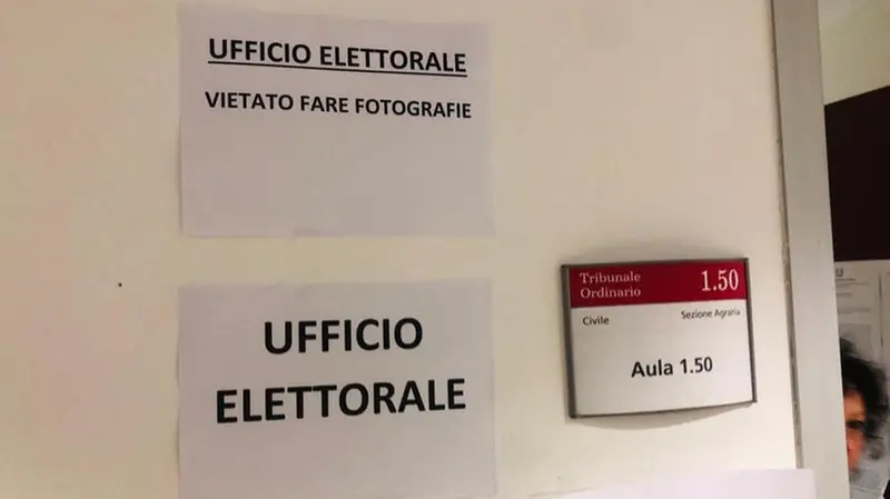 La porta d'ingresso dell'ufficio elettorale in Corte d'Appello a Brescia - Foto Marco Ortogni/Neg © www.giornaledibrescia.it