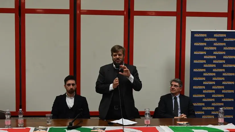 Pierfrancesco Majorino nella sala dell'ex cinema di Villa Carcina