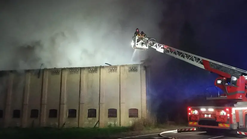 Chiari, cascina in fiamme: vigili del fuoco al lavoro