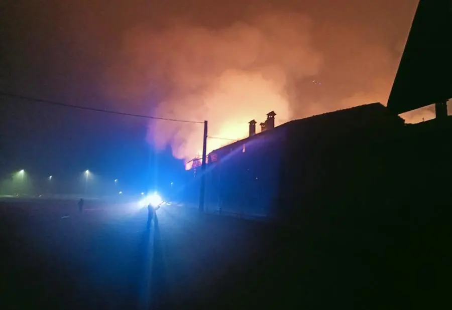 Chiari, cascina in fiamme: vigili del fuoco al lavoro