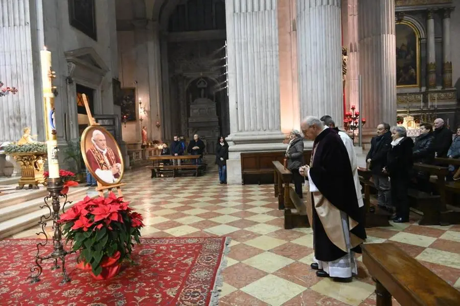 La messa in Duomo a suffragio di Benedetto XVI