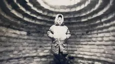 Oscar Pederzani nell'igloo costruito a Nave per la grande nevicata