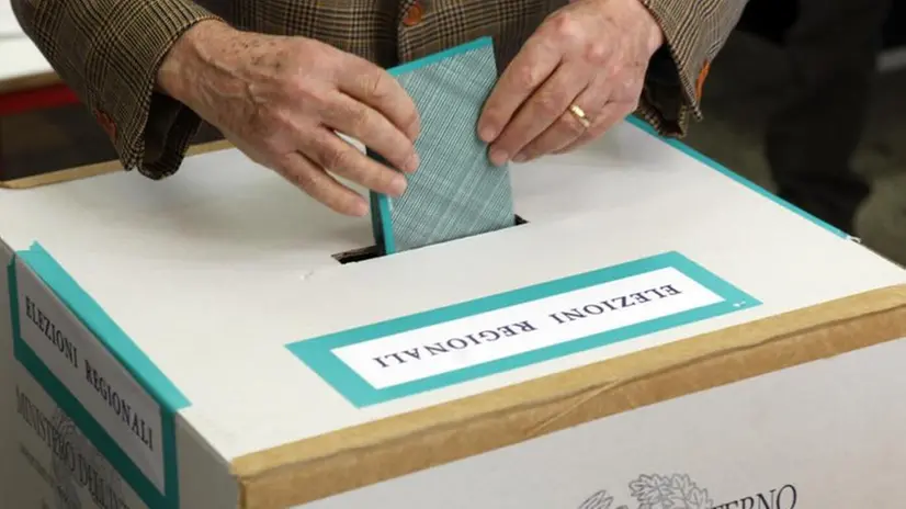 Un'urna per le elezioni regionali - Foto © www.giornaledibrescia.it