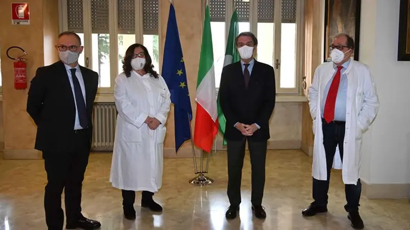 Da sinistra, il dg Lombardo, la dott. Fazzi, il governatore Fontana e il dott. Magrini al Civile - Foto © www.giornaledibrescia.it
