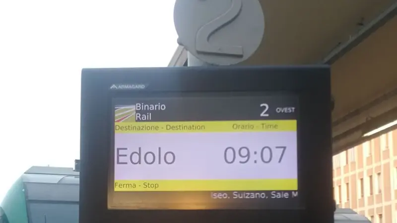 I binari ovest della stazione di Brescia dove partono i treni