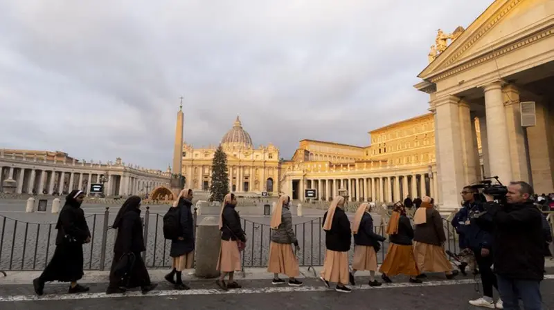 La coda all'alba di suore e preti a San Pietro per rendere omaggio a Benedetto XVI