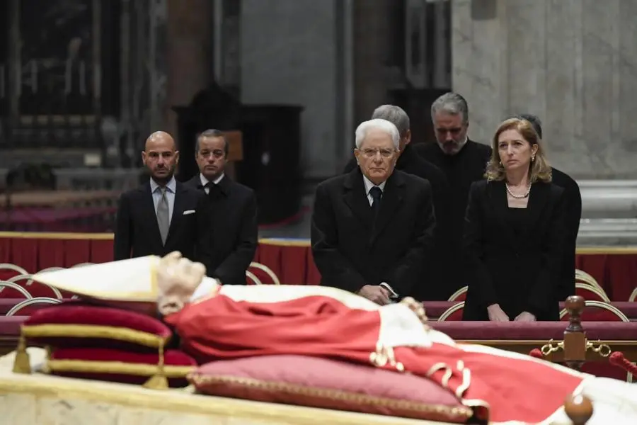 La coda all'alba di suore e preti a San Pietro per rendere omaggio a Benedetto XVI