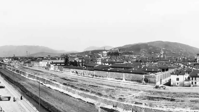 L’immagine a 180° di Giovanni Negri, scattata dopo la demolizione delle mura urbane - Foto Fondazione Negri