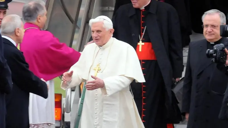 L’arrivo a Brescia di Benedetto XVI: il vescovo Monari accoglie il Papa Ratzinger e il cardinale Giovanni Battista Re l’8 novembre 2009 - © www.giornaledibrescia.it