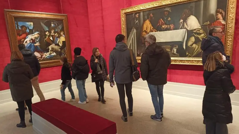 Visitatori in coda alla Pinacorta Tosio Martinengo