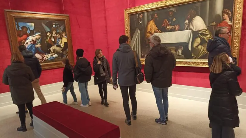 Visitatori in coda alla Pinacorta Tosio Martinengo