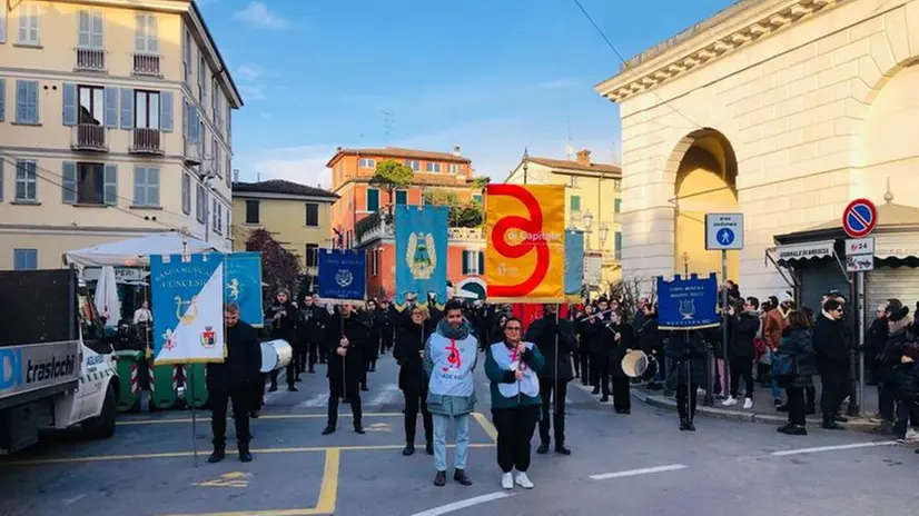 Il corteo passa in piazzale Arnaldo e in corso Magenta