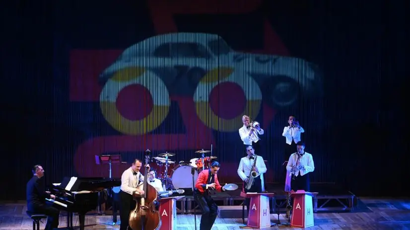 Teatro Grande, il concerto dell'orchestra swing The Swingin' Hermlins.
