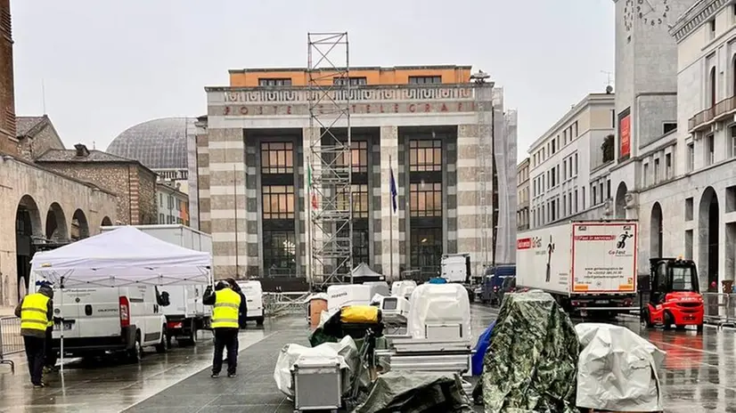 Piazza Vittoria sotto i ferri in vista dello spettacolo di sabato 21 gennaio