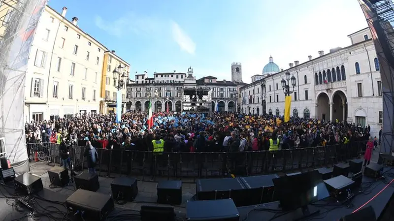Piazza Loggia gremita per il Coro dei bambini del 21 gennaio - Foto Marco Ortogni Neg © www.giornaledibrescia.it