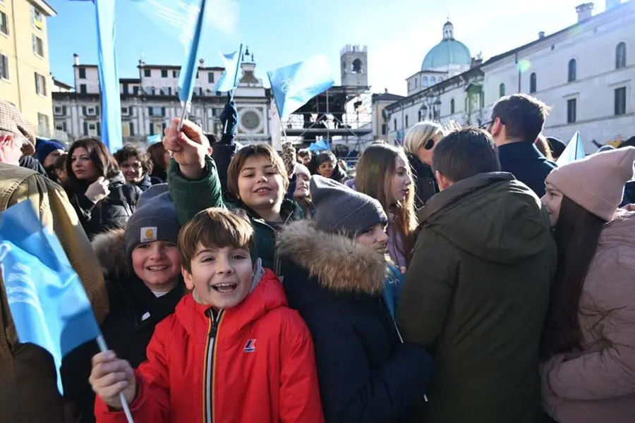 I bambini in piazza Loggia per l'inaugurazione di Capitale della Cultura
