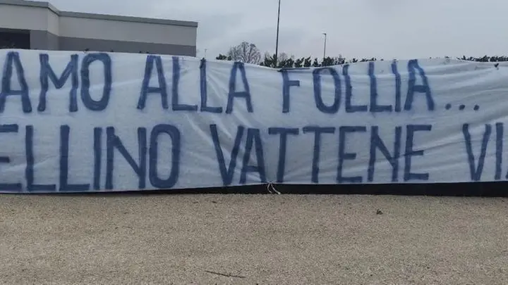 Gli striscioni appesi dai tifosi della Nord