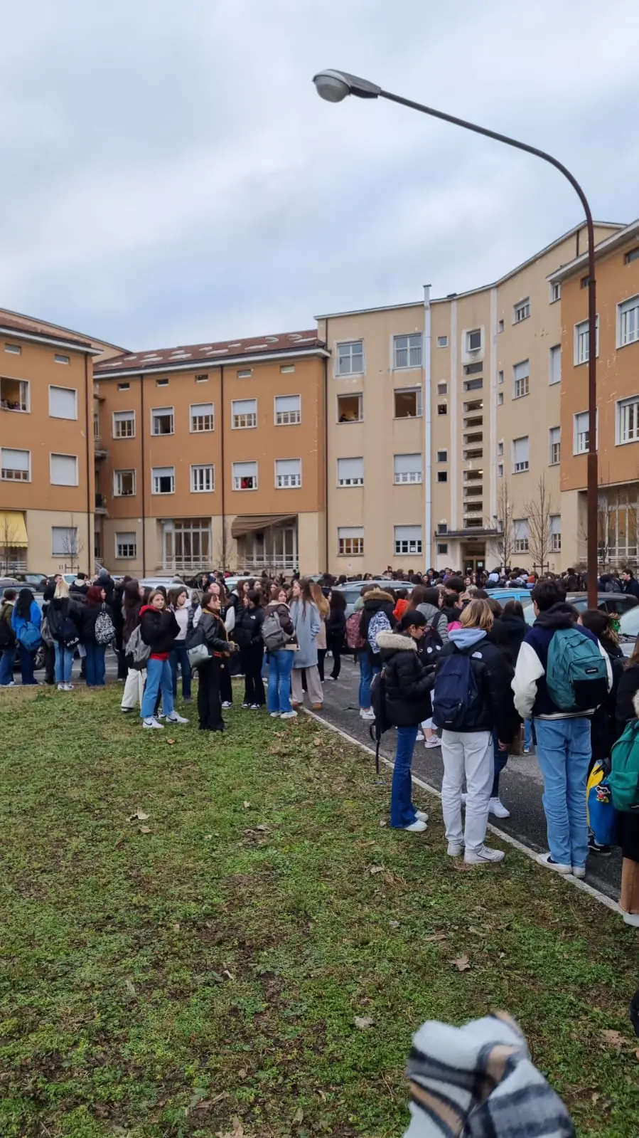 Gli studenti del Lunardi in cortile come protesta per la mancanza d'acqua - Foto © www.giornaledibrescia.it