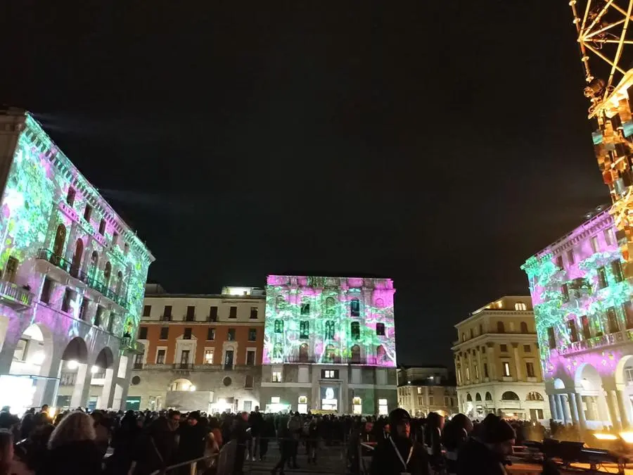 Lo spettacolo di luci «Ascencio» in piazza Vittoria