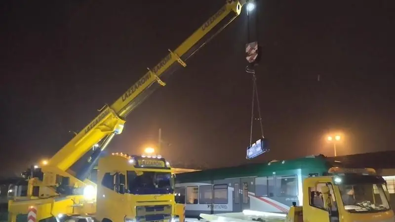 La rimozione del treno dopo il deragliamento a Iseo del 10 dicembre