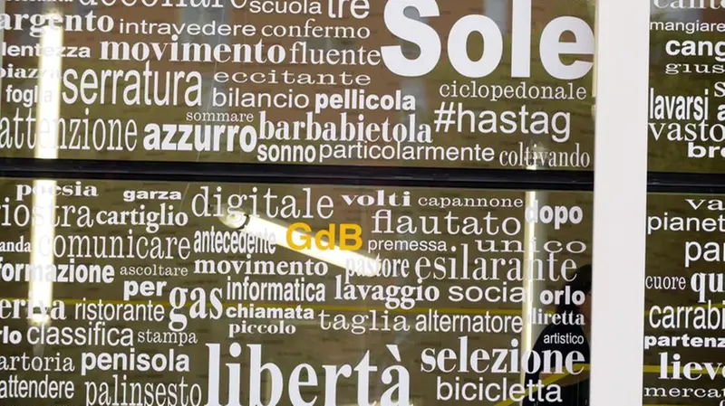Le parole sulla vetrata della sede dell’Editoriale Bresciana, in via Solferino - © www.giornaledibrescia.it