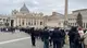 I fedeli all'interno del colonnato di San Pietro per rendere omaggio a Benedetto XVI