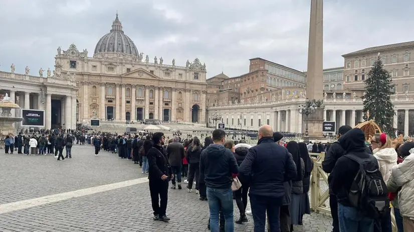I fedeli all'interno del colonnato di San Pietro per rendere omaggio a Benedetto XVI