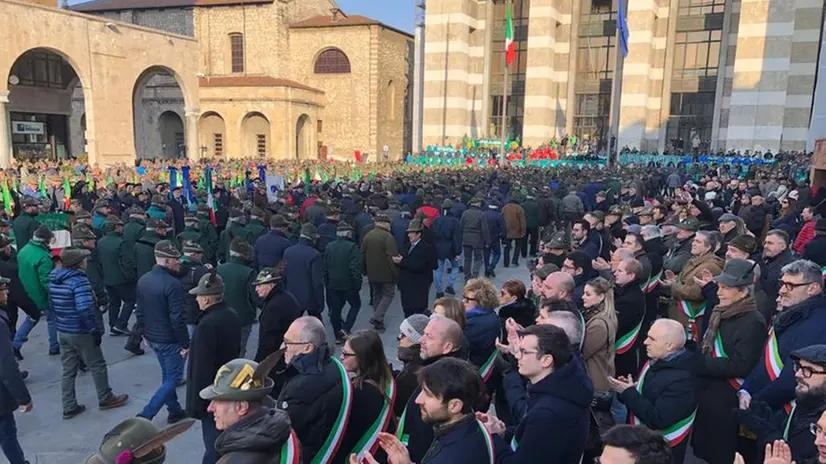 Gli alpini in piazza Vittoria