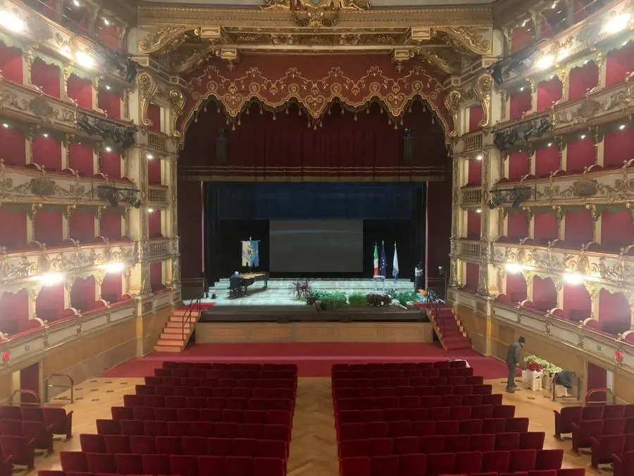 Il Teatro Grande pronto per la cerimonia e le misure di sicurezza per l'arrivo di Mattarella