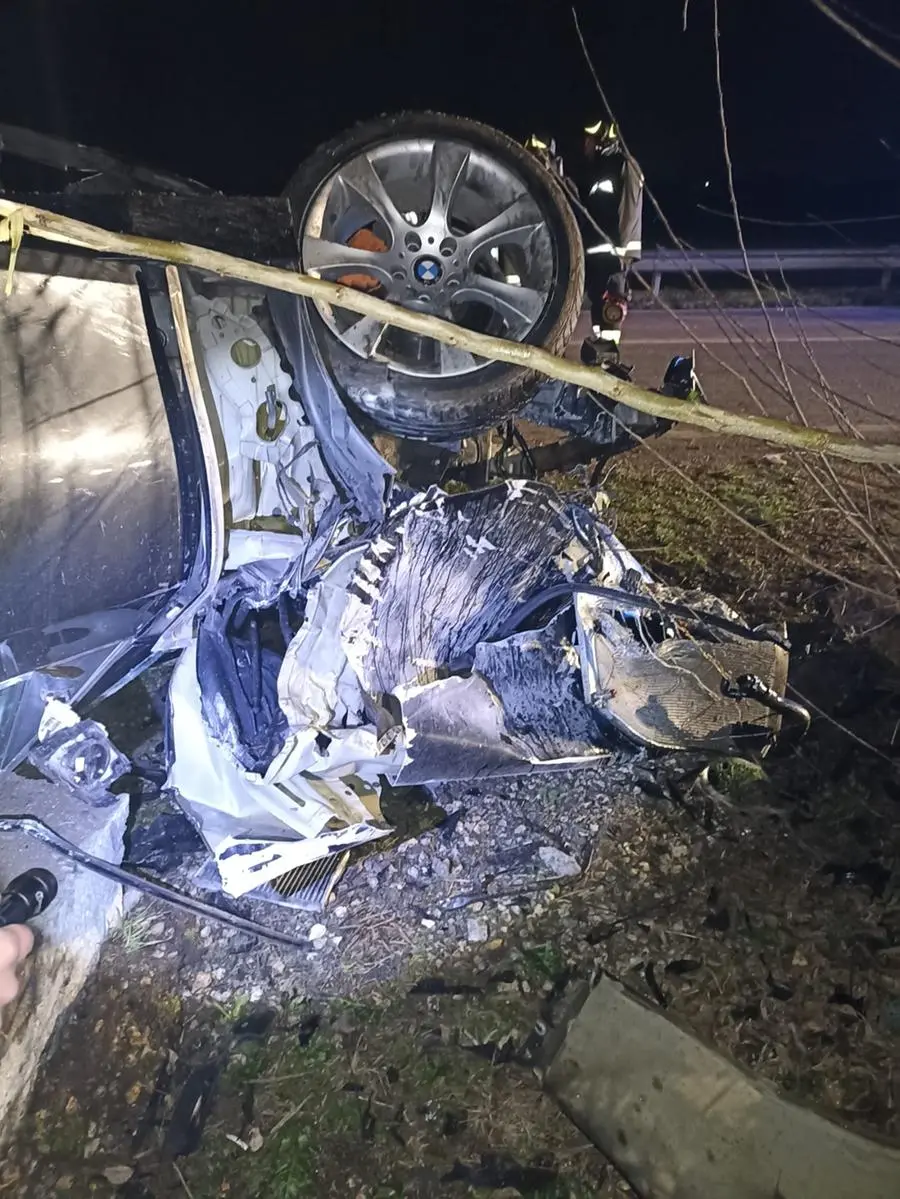 L'auto distrutta dopo essere uscita di strada a Visano