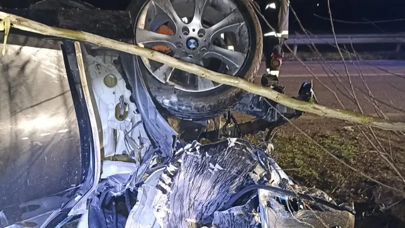 L'auto distrutta dopo essere uscita di strada a Visano