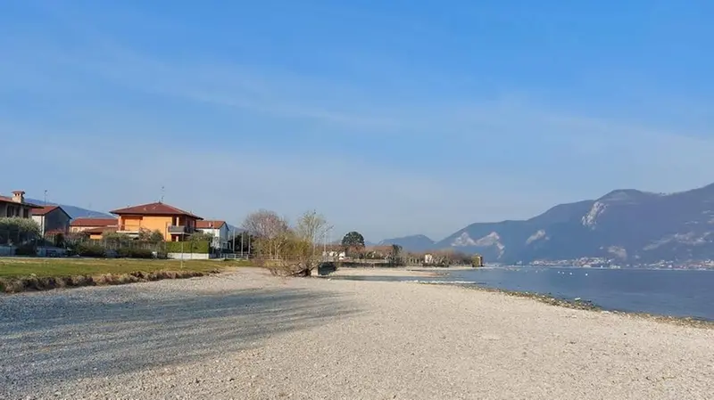 Il lago d’Iseo come si presentava questa estate - © www.giornaledibrescia.it