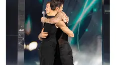 L'abbraccio tra Blanco e Bolle alla fine dell'esibizione in «Danza con Me» - Foto dal profilo Instagram di Roberto Bolle