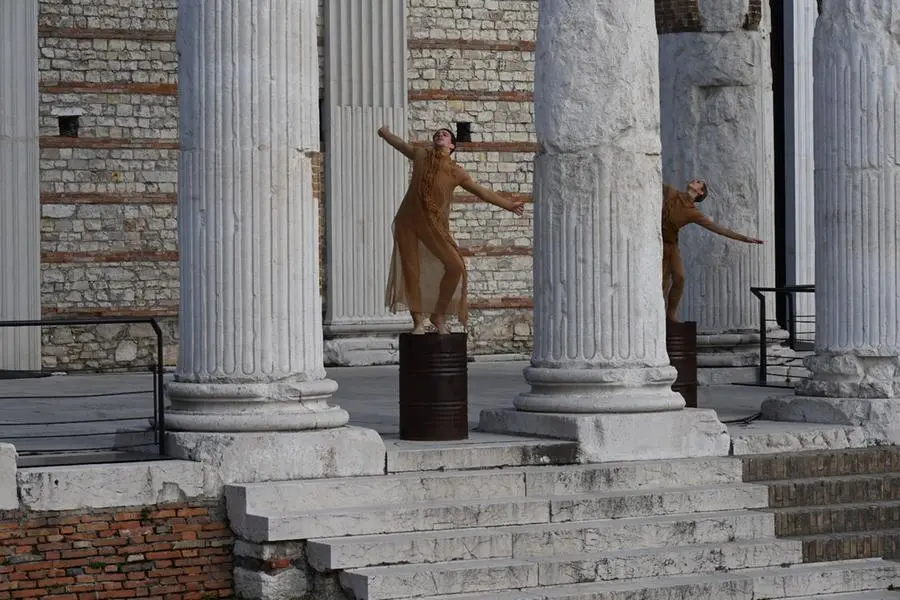 «Eppur si muove», lo spettacolo di Francesca Lattuada al Capitolium