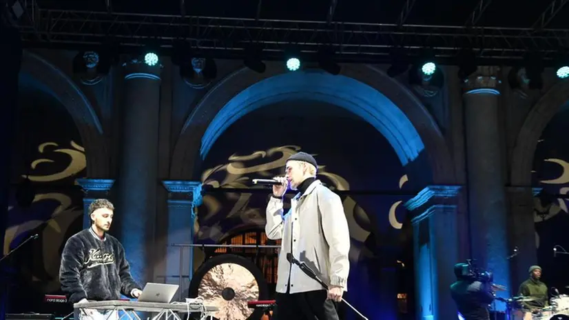 Il concerto in piazza Loggia condotto da Ambra Angiolini
