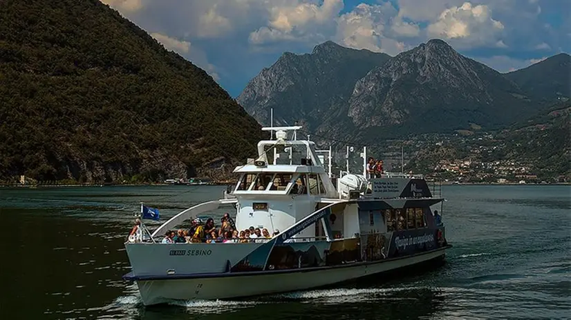 Una motonave della flotta di Navigazione Lago d’Iseo - Foto tratta dal sito web dell'azienda