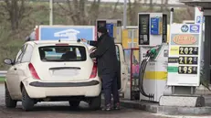 Un distributore di benzina in autostrada a Torino - Foto Ansa © www.giornaledibrescia.it