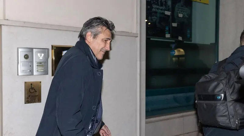 Aglietti all'uscita della sede del Brescia dopo la firma