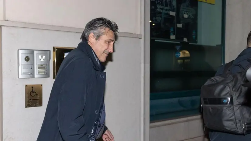 Aglietti all'uscita della sede del Brescia dopo la firma